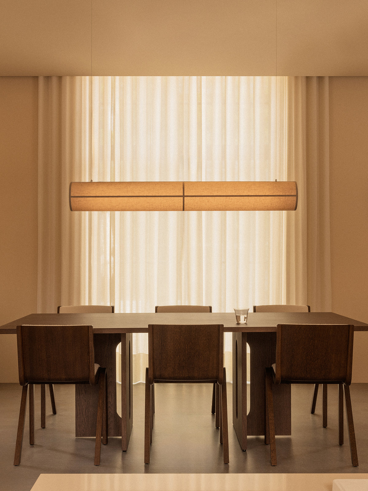 Hashira Linear Pendelleuchte beleuchtet einen Androgyne Esstisch und Ready Dinin