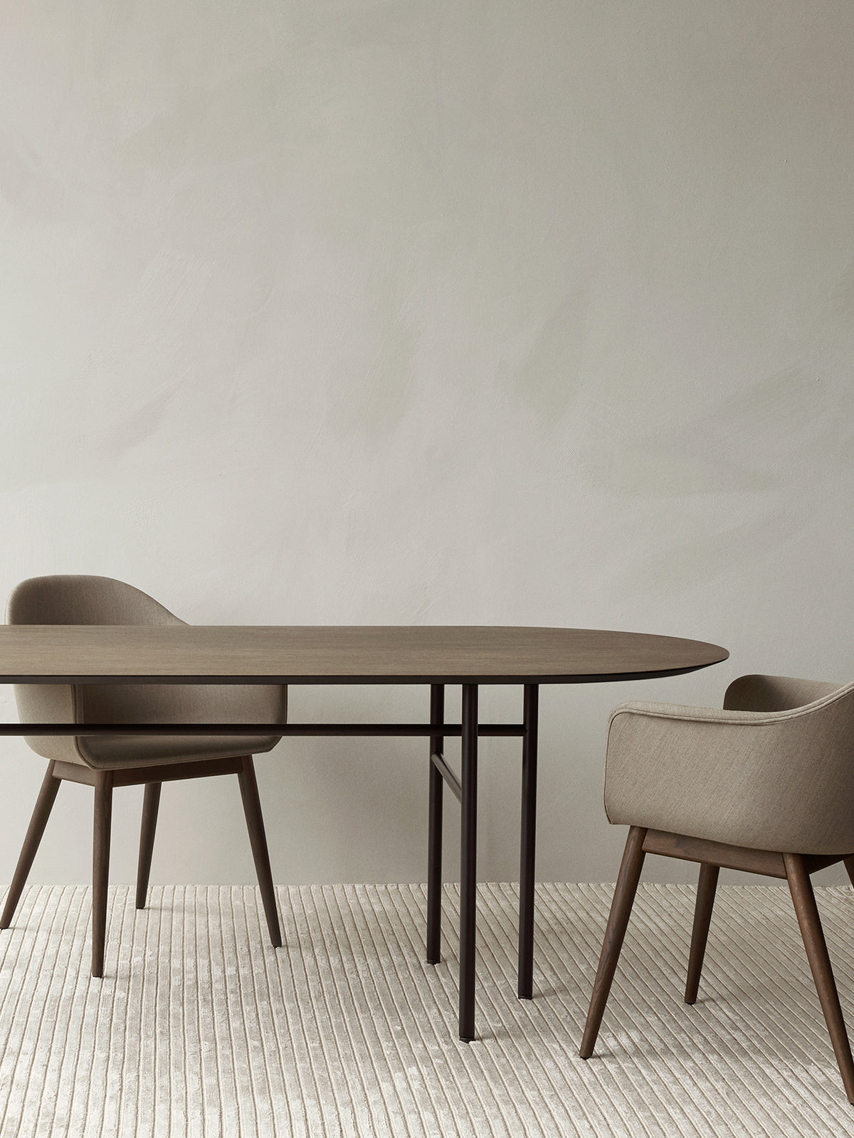 Zwei Harbour Dining Chairs am ovalen Snaregade Dining Table auf einem gestreifte