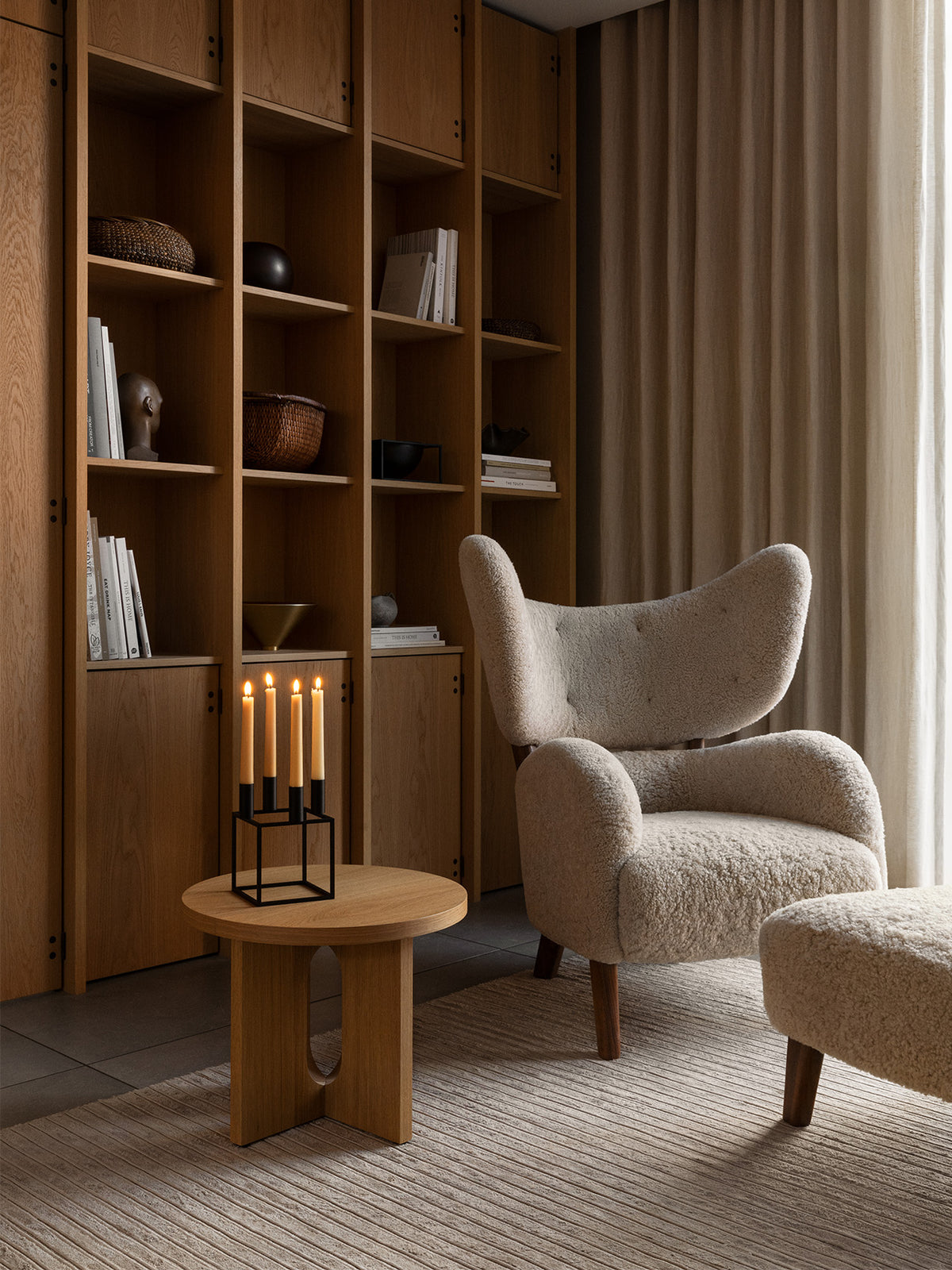 My Own Chair und Fußhocker aus cremefarbenem Lammfell in einem Wohnzimmer neben