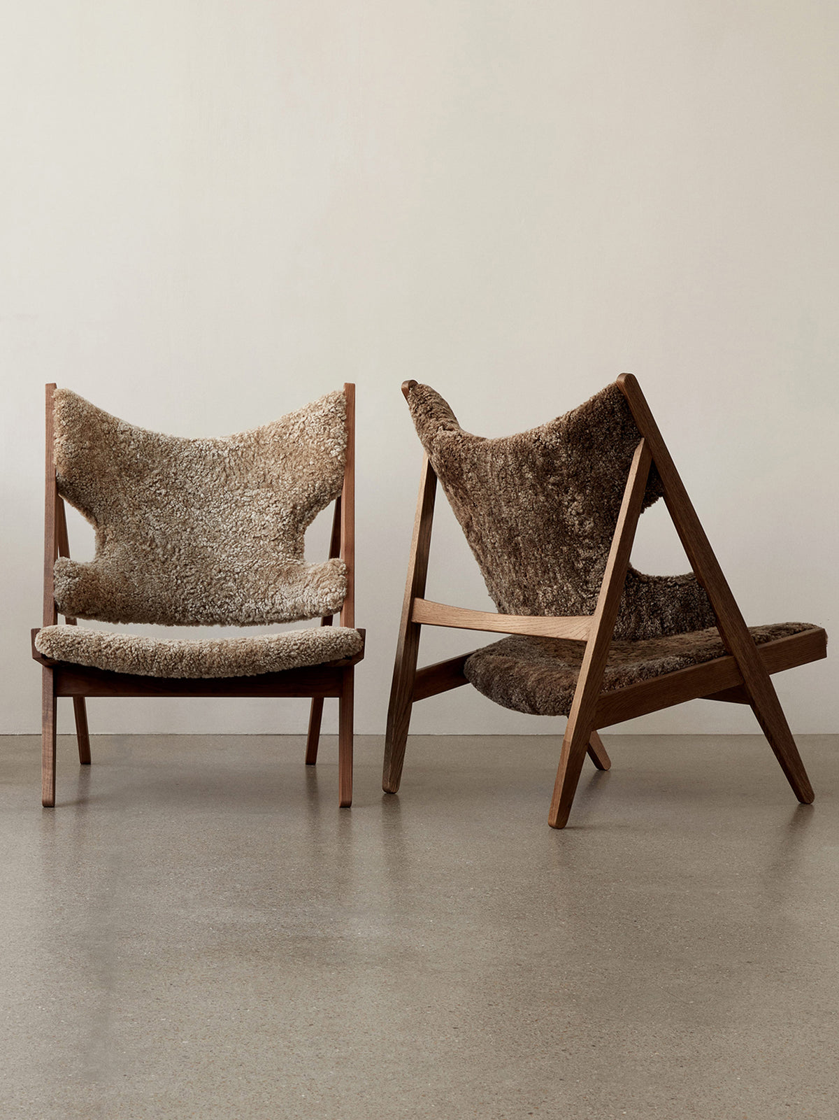 Zwei Knitting Lounge Chairs aus Schaffell mit Holzgestell in Hell- und Dunkelbra