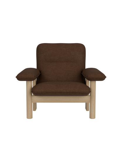 High-back Brasilia Lounge Chair in brown Audo Bouclé 07 textile with a sturdy natural oak wood frame.