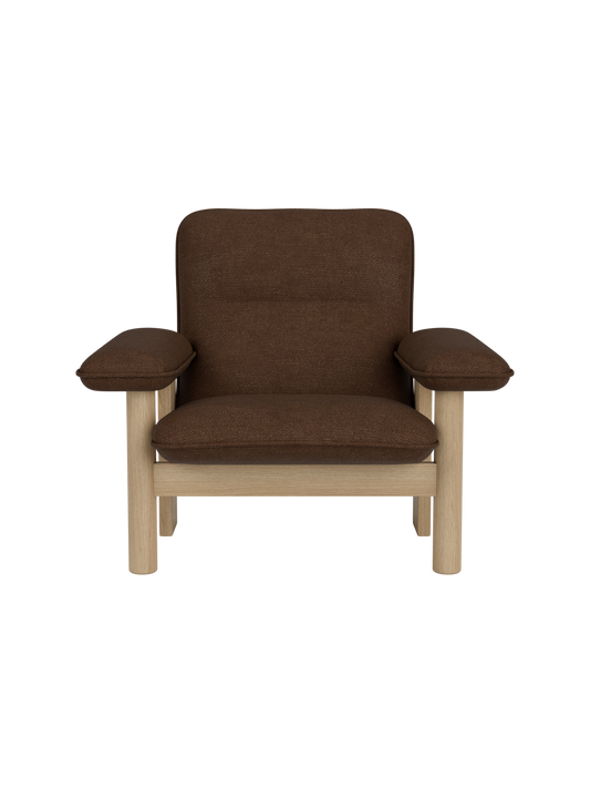 High-back Brasilia Lounge Chair in brown Audo Bouclé 07 textile with a sturdy natural oak wood frame.
