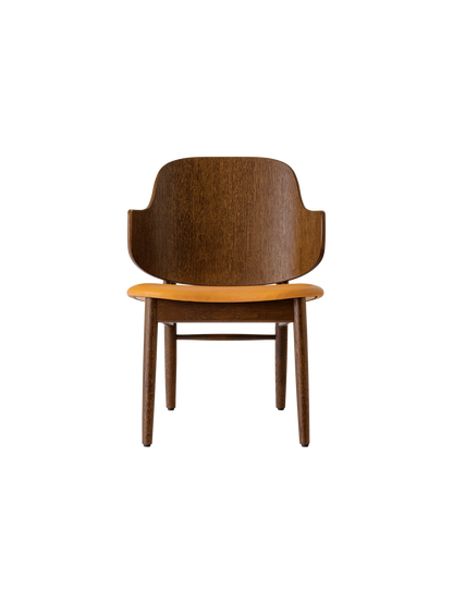 Penguin Wooden Lounge Chair in red-stained oak with a tan Aida 0250 upholstered seat and curved backrest.