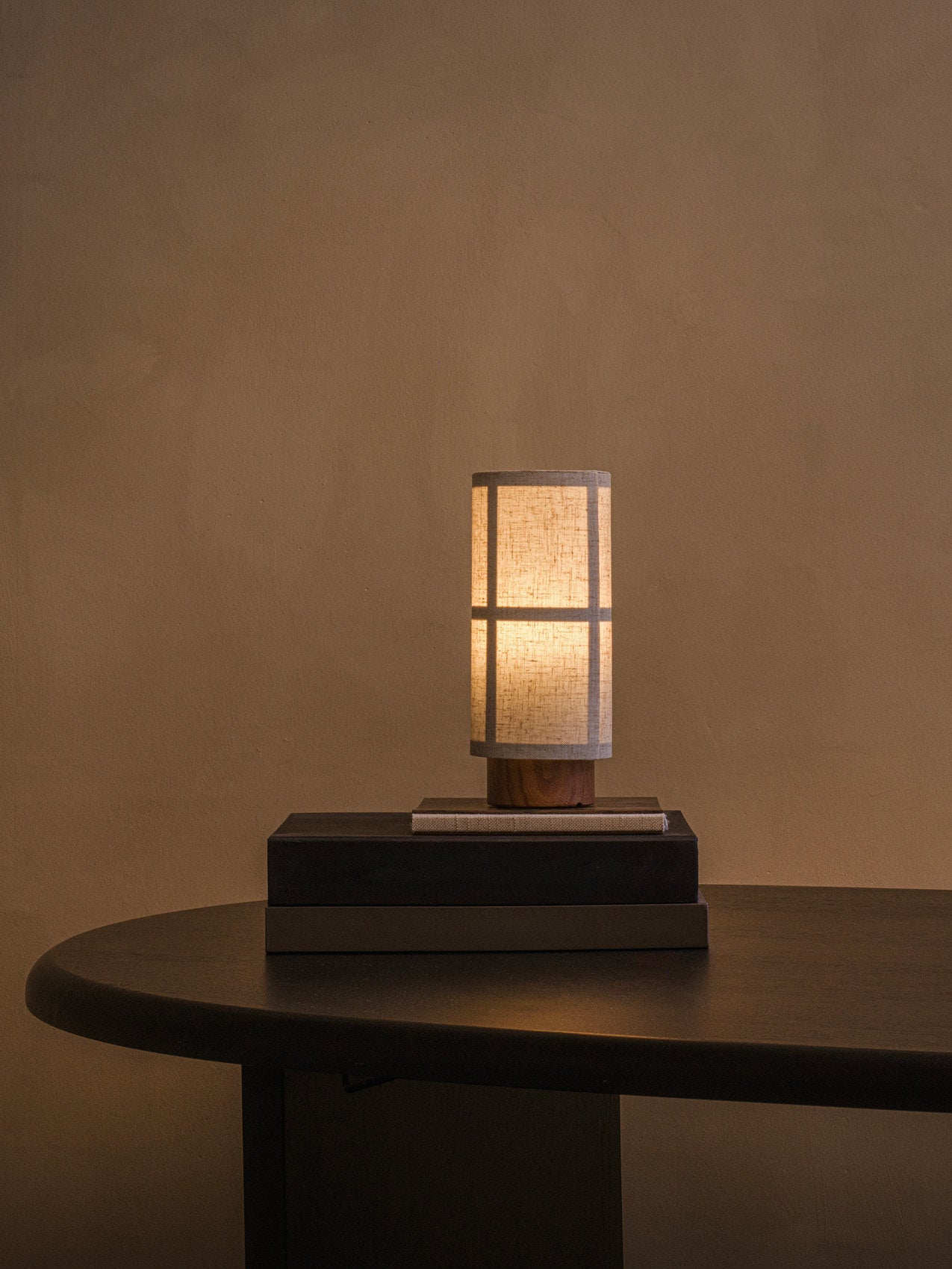 ABOVO HASHIRA 間接照明　茶 Hashira Table Lamp, Portable - Audo Copenhagen