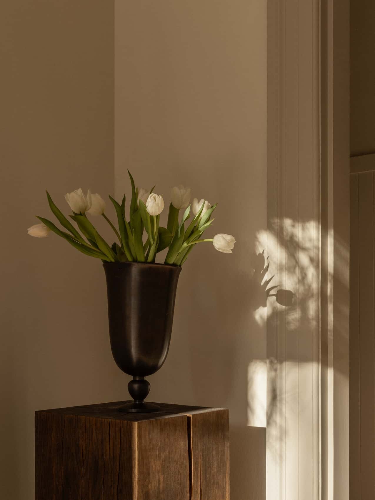 Pavot Vase styled with a single stem on a shelf