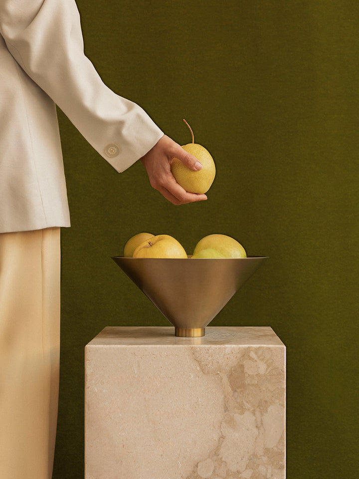 Die mit Birnen gefüllte Taper Bowl auf einem Plinth Tall, in die