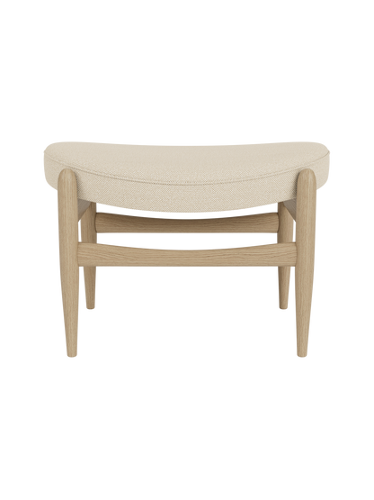 Elizabeth Ottoman with a natural oak frame and a curved seat upholstered in light beige Hallingdal fabric.