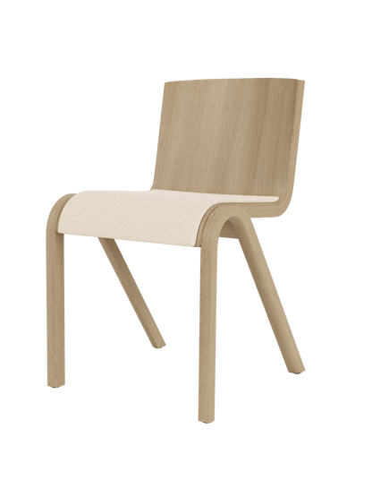 A three-quarter view of the Ready Dining Chair with a natural oak frame and its seat upholstered in Logan Jasmin fabric.