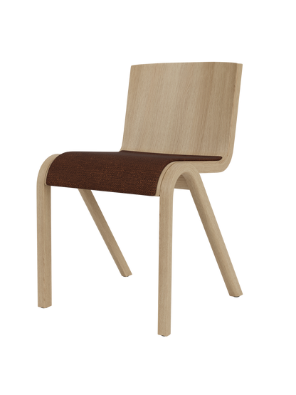 A three-quarter view of the Ready Dining Chair with a natural oak veneer frame and a seat upholstered in brown bouclé fabric.
