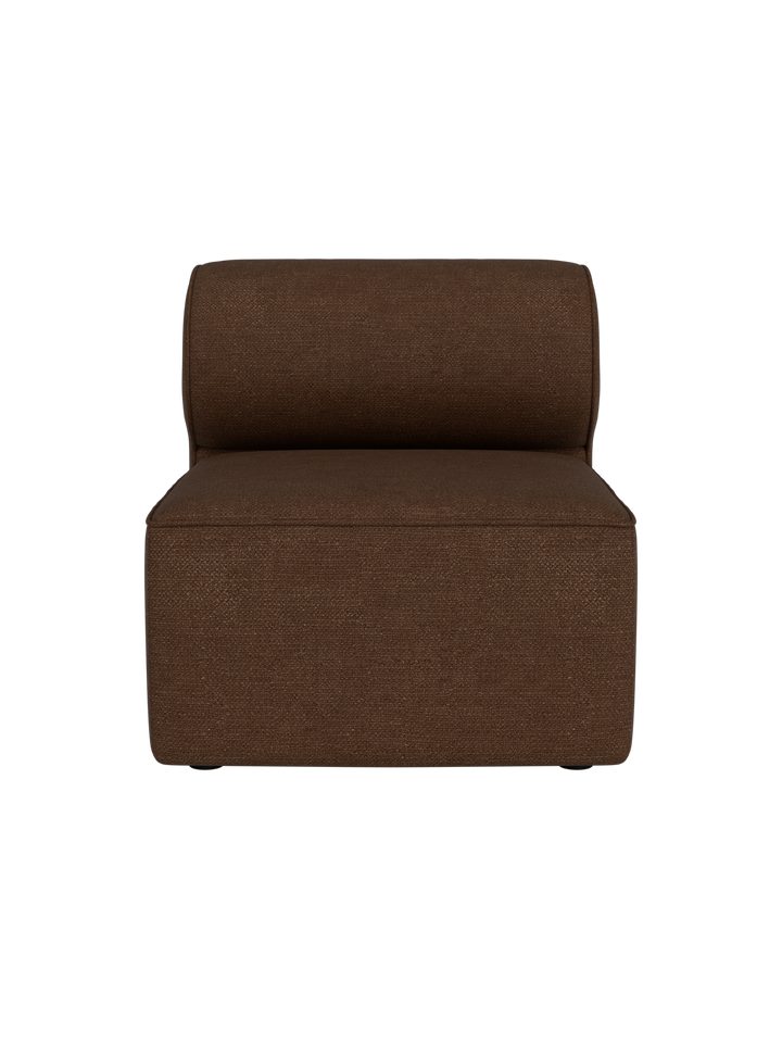 Vorderansicht des Eave Modular Sofa 86, Open Section, bezogen mit braunem Audo