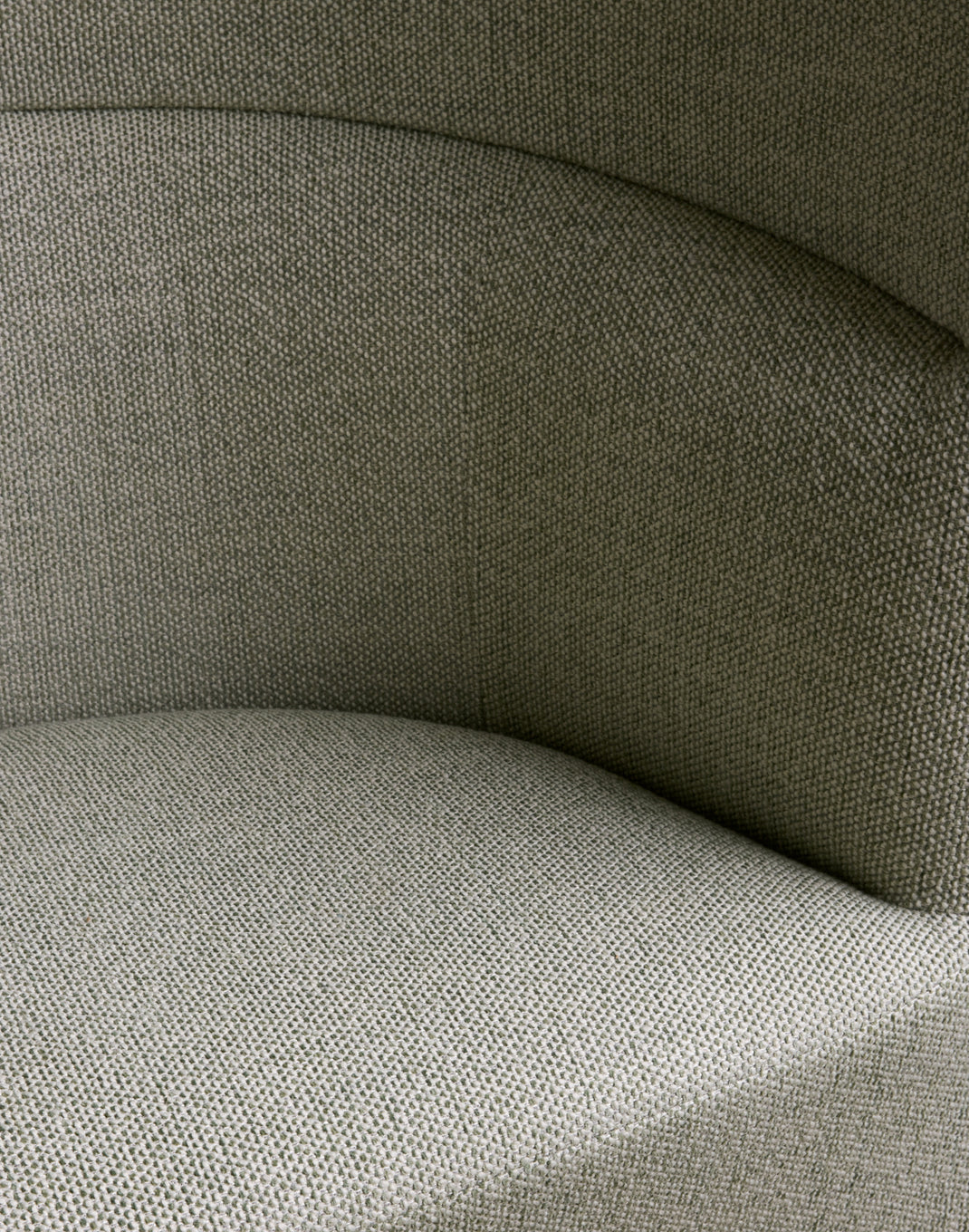 Safire Lounge Chair in grau-grünem Webstoff, Nahaufnahme der geschwungenen Rückenlehne.